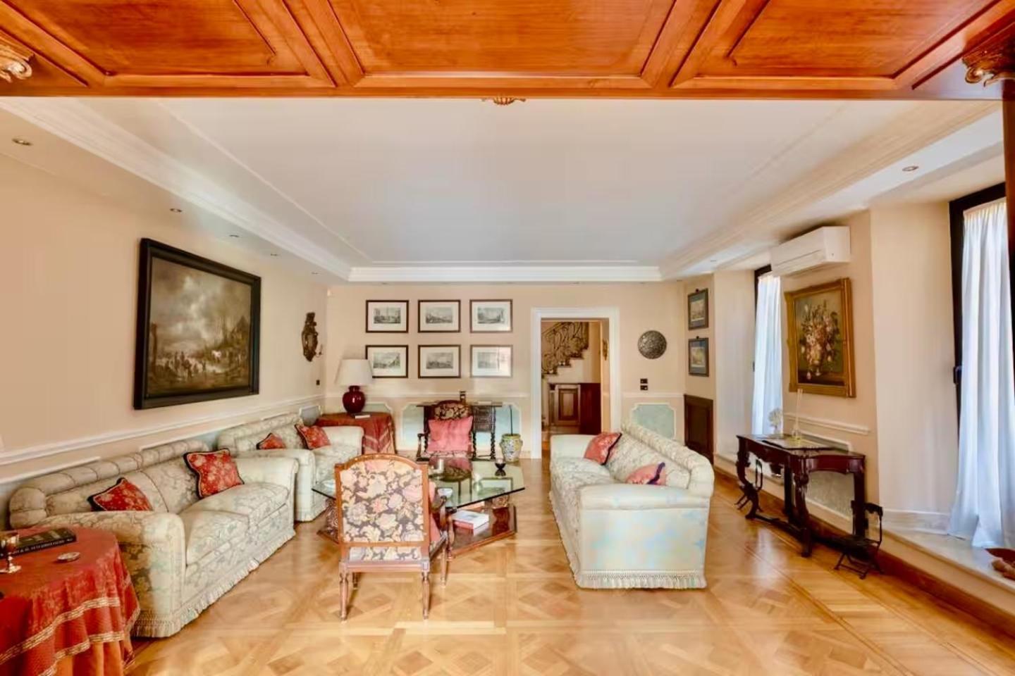 Luxury House With Private Garden Holiday home *